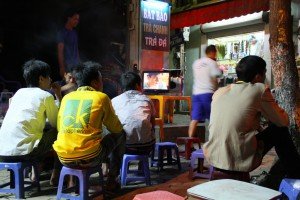 Vietnamiens regardant la TV