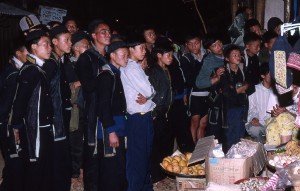 Vietnamiens regardant la TV