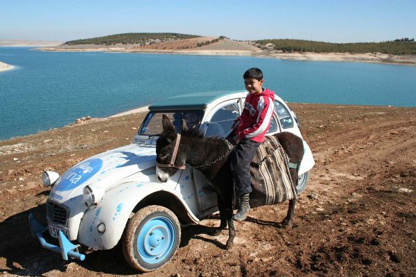 Voiture 2CV au bord d'un lac