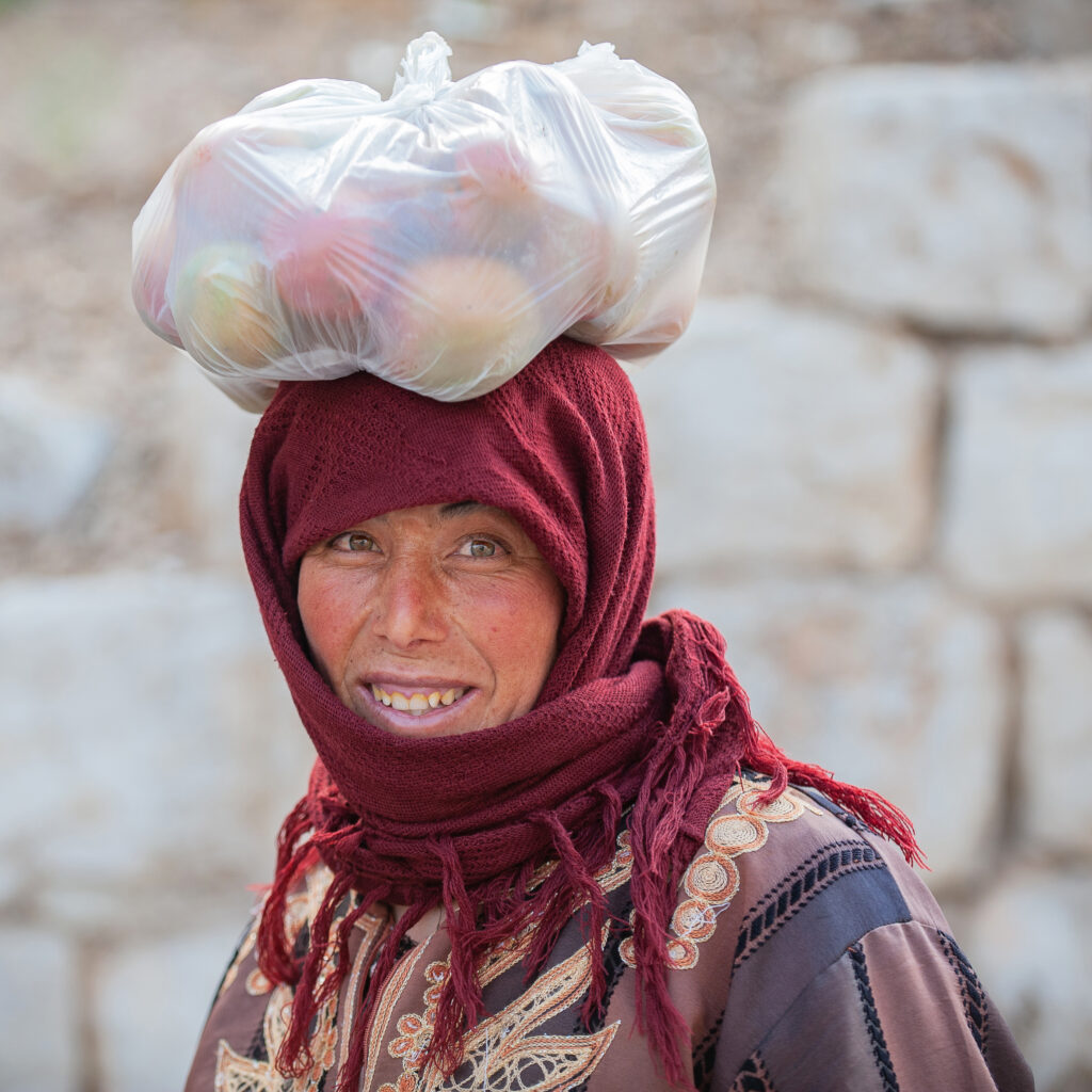 Syrienne portant son marché sur sa tête