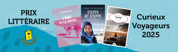 Bannière du Prix littéraire Curieux Voyageurs 2025. Elle présente trois couvertures de livres : "L'Âne et la Routo" de Karin Huet, "Steppe par Steppe" de Thierry de Bisschop et "L'Île" d'un troisième auteur. L’arrière-plan comprend des montagnes et une icône stylisée de livre ouvert.